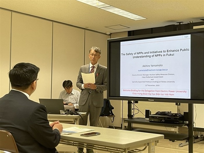 Ông Shimada giám đốc Trung tâm phát biểu chào mừng Trường Đại học Điện lực.