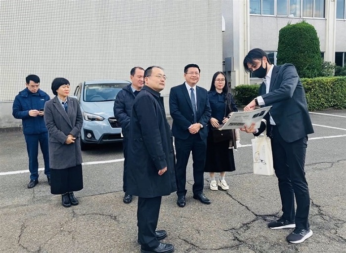 Đoàn tham quan điểm quan trắc thực địa tại Trung tâm Giám sát môi trường hạt nhân tỉnh Fukui.