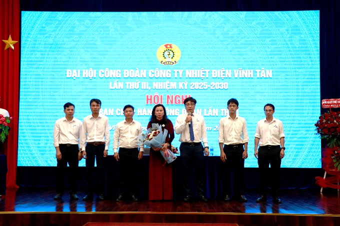 Ban Chấp hành Công đoàn Khóa III ra mắt đại hội