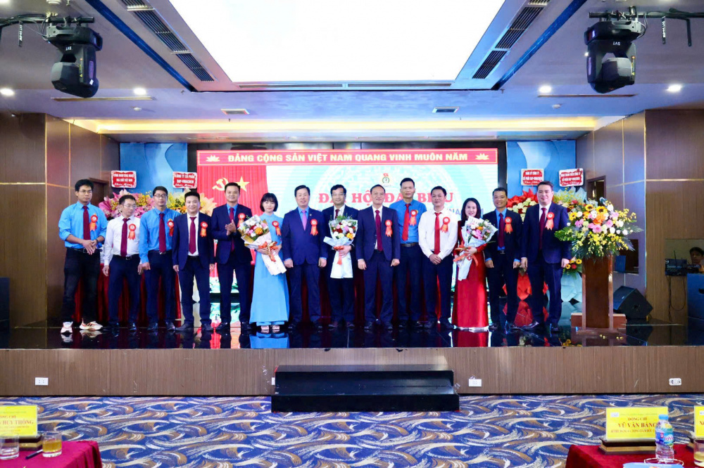 ra mắt đại hội