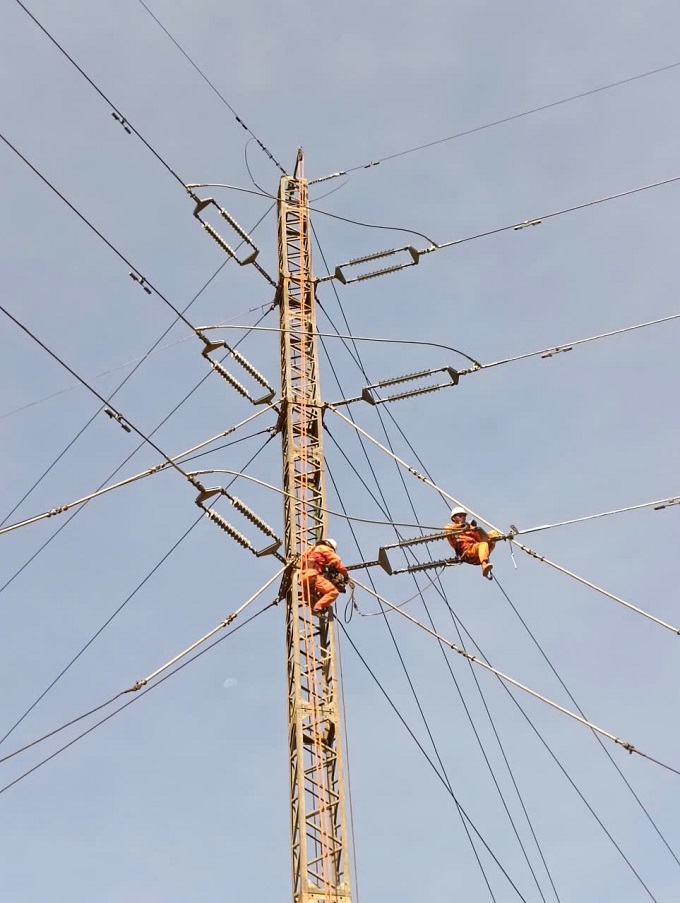 Thi công lắp cách điện, dây dẫn, dây chống sét tại cột KEMA
