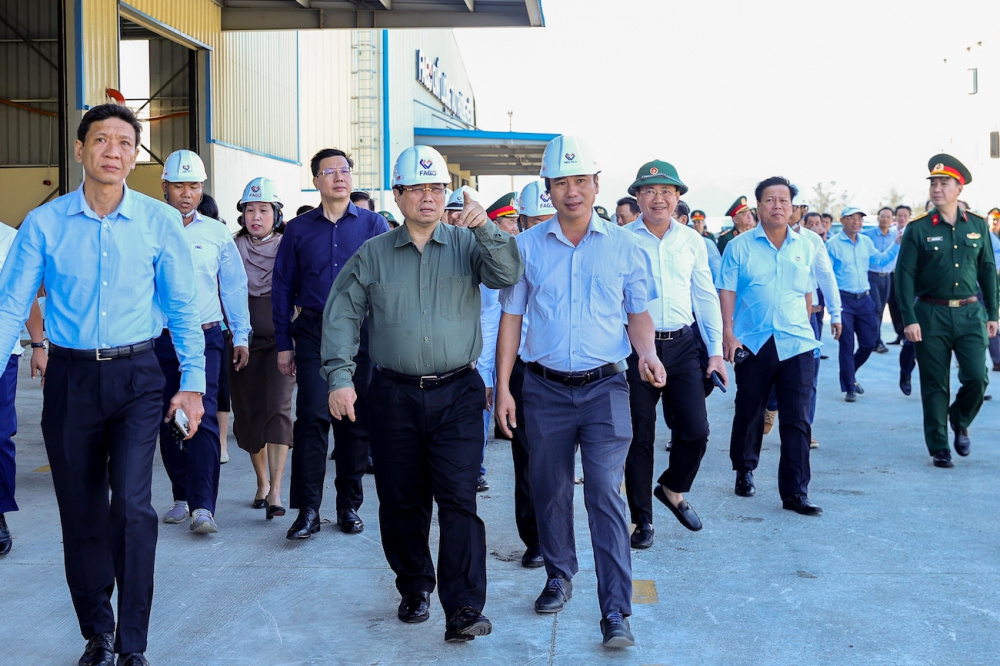 Thủ tướng Phạm Minh Chính thị sát tình hình, thăm hỏi, động viên người dân, doanh nghiệp bị thiệt hại do bão lũ, chỉ đạo công tác khắc phục hậu quả thiên tai - Ảnh: VGP/Nhật Bắc