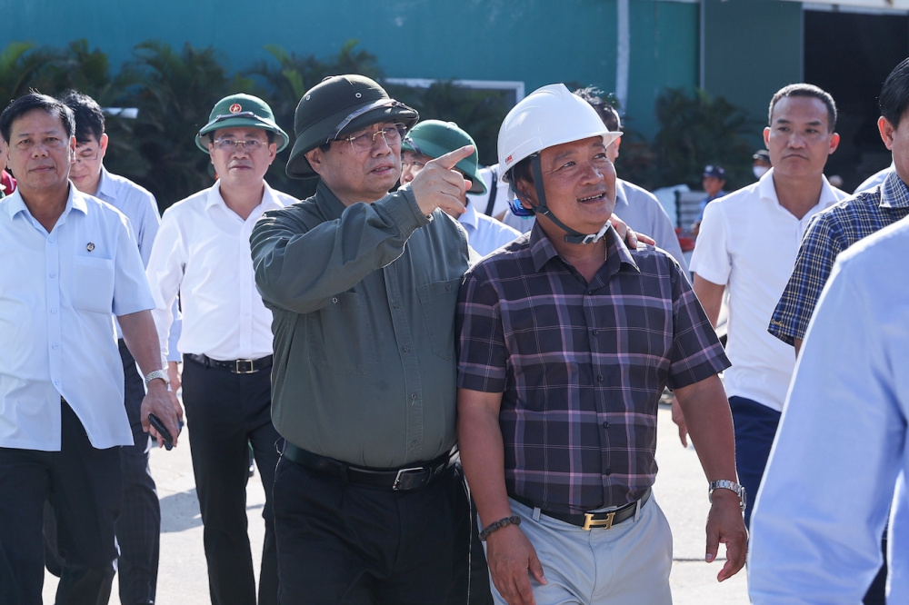 Thủ tướng nêu rõ, đây là thời điểm quan trọng với doanh nghiệp, phải khẩn trương khôi phục sản xuất kinh doanh, không để đứt gãy chuỗi cung ứng, chuỗi sản xuất; cả hệ thống chính trị phải coi đây là nhiệm vụ chung, không phân biệt doanh nghiệp Nhà nước hay tư nhân - Ảnh: VGP/Nhật Bắc