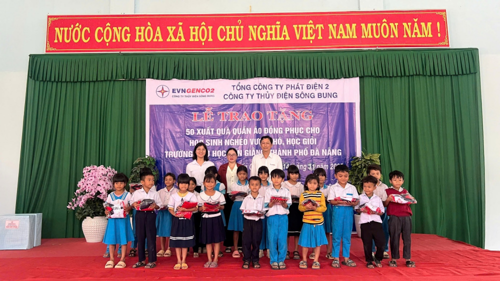 Đại diện Công ty Thủy điện Sông Bung trao tặng quần áo đồng phục cho học sinh nghèo vượt khó, học giỏi tại Trường Tiểu học Bến Giằng, thành phố Đà Nẵng.