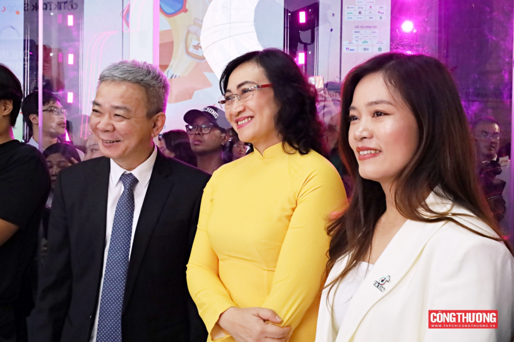 Chính thức khai mạc Tuần lễ Thương mại điện tử Quốc gia: Người tiêu dùng "Vui là sắm - Sắm là vui"