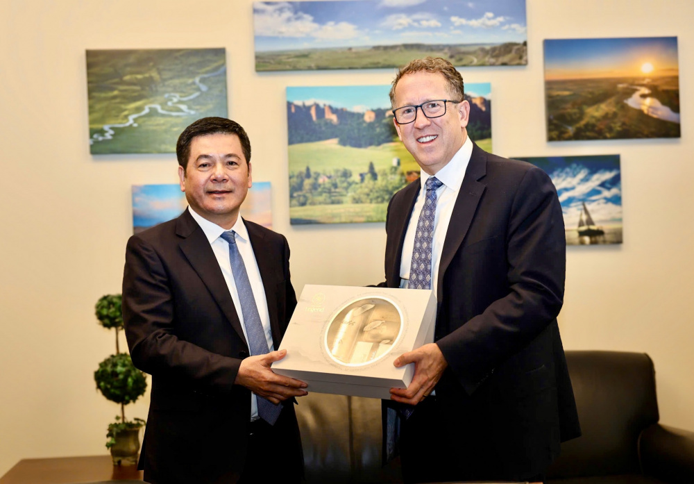 Bộ trưởng Bộ Công Thương Nguyễn Hồng Diên làm việc với Hạ nghị sĩ Adrian Smith (bang Nebraska, Đảng Cộng hoà)