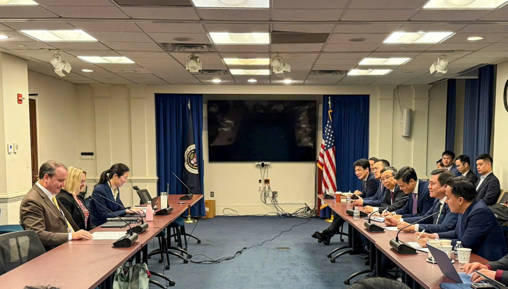 Bộ trưởng Bộ Công Thương Nguyễn Hồng Diên làm việc với Hạ nghị sĩ Adrian Smith (bang Nebraska, Đảng Cộng hoà)