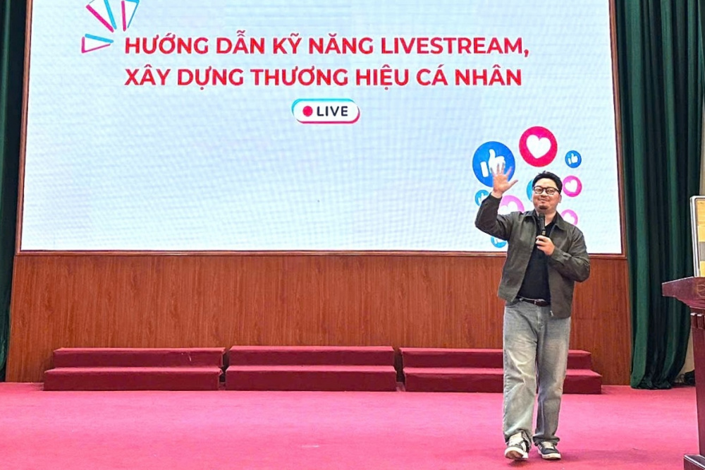 đại diện Hiệp hội Thương mại điện tử Việt Nam cũng chia sẻ những nội dung mang tính ứng dụng cao, tập trung vào kỹ năng livestream và xây dựng thương hiệu cá nhân trên môi trường số. 