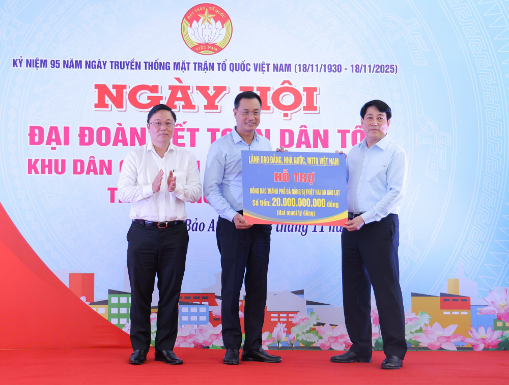 Chủ tịch nước Lương Cường trao tặng kinh phí hỗ trợ 20 tỷ đồng đến Đảng bộ, chính quyền và nhân dân TP. Đà Nẵng khắc phục thiệt hại do thiên tai gây ra - Ảnh: VGP