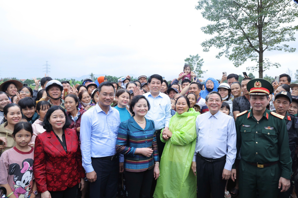 Chủ tịch nước và đoàn công tác thăm hỏi, động viên bà con vùng đang bị ảnh hưởng bởi lũ lụt - Ảnh: VGP