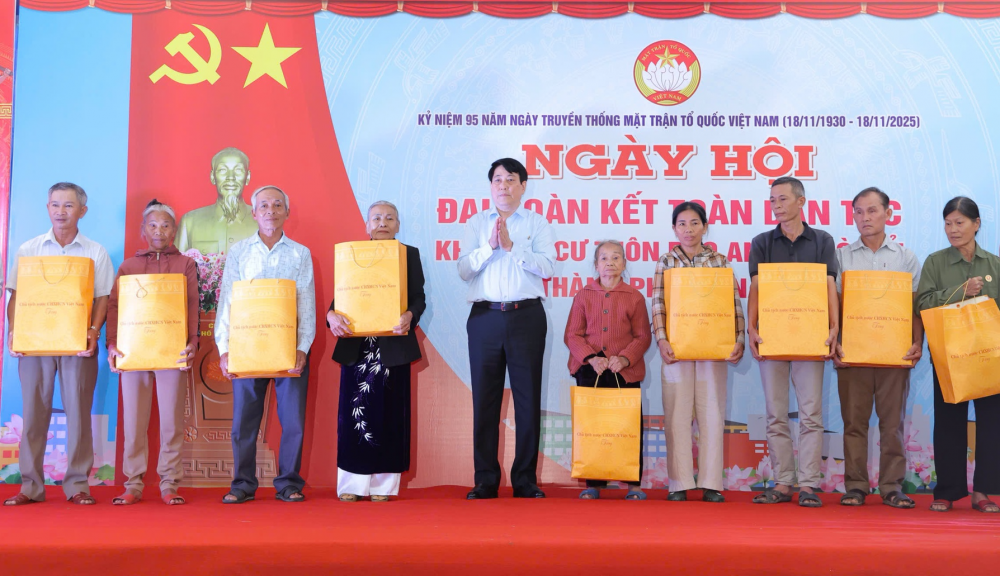 Chủ tịch nước Lương Cường tặng quà các gia đình chính sách - Ảnh: VGP