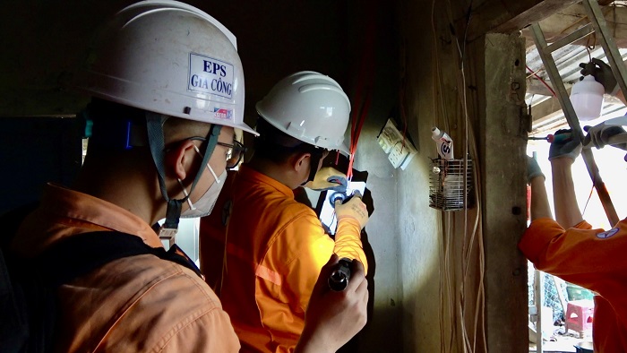 Đoàn công tác EPS thực hiện sửa chữa, khôi phục hệ thống điện tại các cơ quan, đơn vị, nhà dân trên địa bàn xã Phú Mỡ