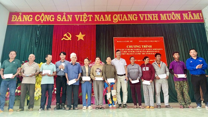 Ông Trần Triết Khoa - Chủ tịch Công đoàn, Phó Giám đốc Công ty EPS trao tặng phần quà hỗ trợ nhân dân, học sinh xã Phú Mỡ