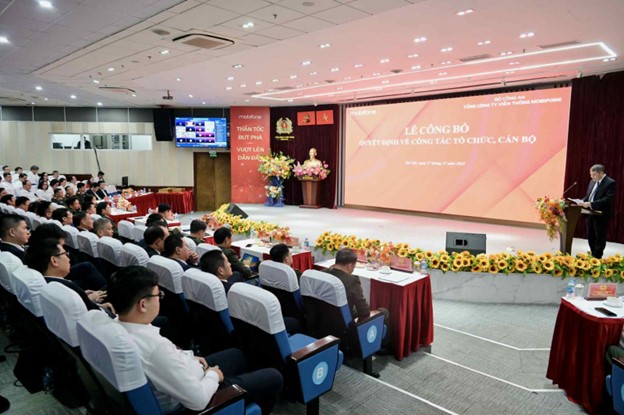 Toàn cảnh Hội nghị Công bố các Quyết định về công tác tổ chức, cán bộ theo mô hình mới tại MobiFone.