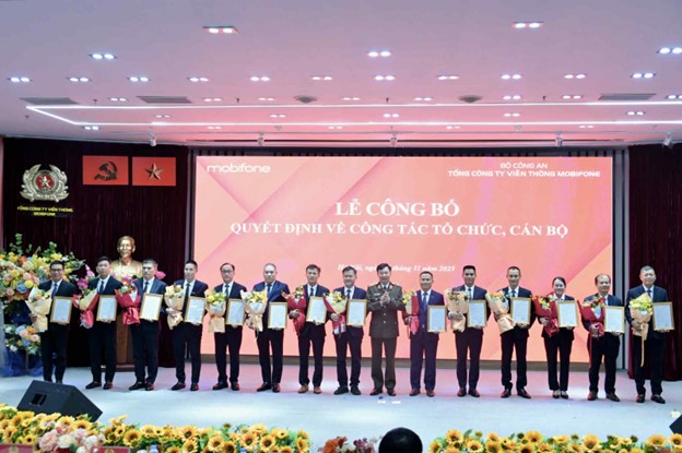 Thiếu tướng Trương Sơn Lâm trao các Quyết định về công tác tổ chức, cán bộ theo mô hình mới.