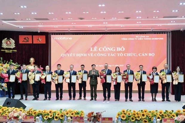 Thiếu tướng Trương Sơn Lâm trao các Quyết định về công tác tổ chức, cán bộ theo mô hình mới.