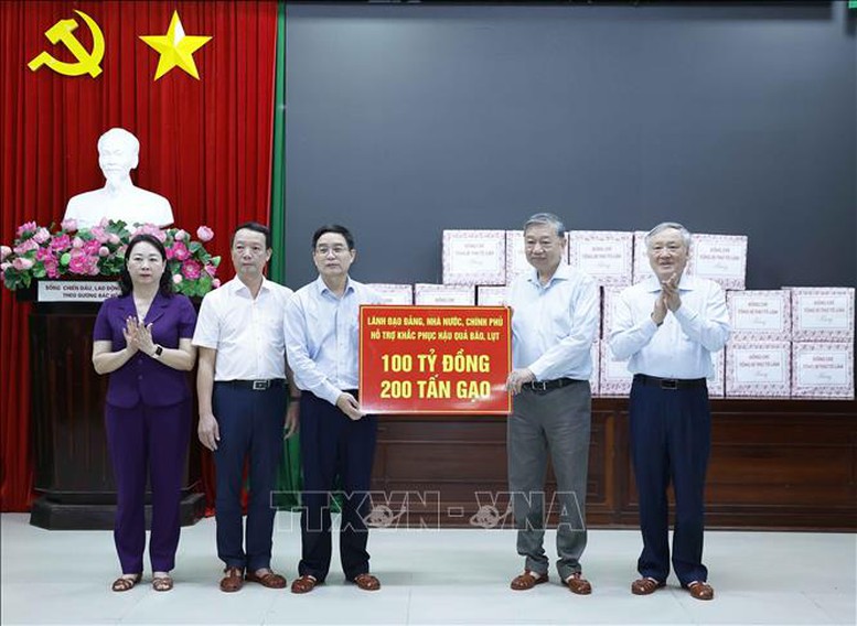 Tổng Bí thư Tô Lâm thăm, tặng quà người dân bị ảnh hưởng do mưa lũ tại Huế- Ảnh 3.