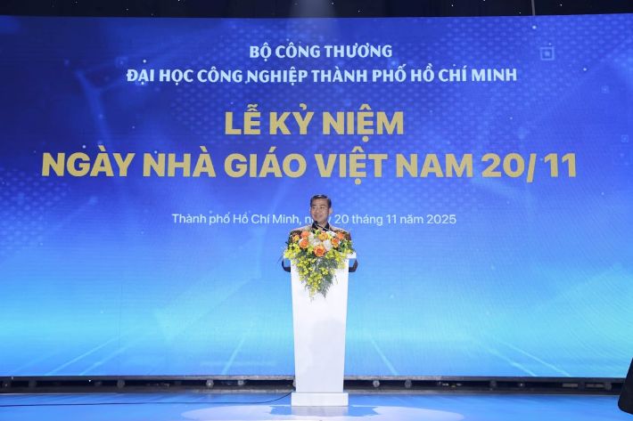 PGS.TS Phan Hồng Hải – Bí thư Đảng ủy, Hiệu trưởng Nhà trường phát biểu lại lễ ky niệm ngày Nhà giáo Việt Nam 20/11