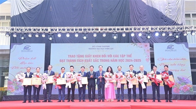 NGƯT.PGS.TS Vũ Đình Ngọ, PGS.TS Nguyễn Lê Cường trao tặng giấy khen đối với các tập thể đạt thành tích Xuất sắc trong năm học 2024-2025. 