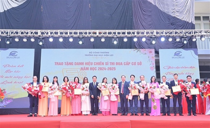 NGƯT.PGS.TS Vũ Đình Ngọ, PGS.TS Nguyễn Lê Cường trao tặng danh hiệu chiến sĩ thi đua cơ sở năm học 2024-2025 cho các cá nhân.