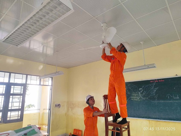 Đoàn công tác của EVNGENCO3 hỗ trợ sửa chữa điện tại các trường học trên địa bàn tỉnh Đắk Lắk