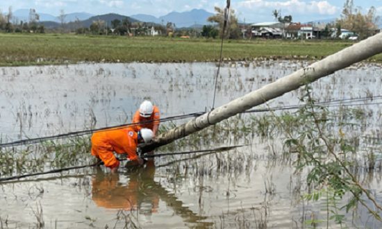 Các công nhân Công ty Thủy điện Buôn Kuốp nỗ lực sửa chữa đường điện hạ thế cùng với công nhân CPC tại Phường Sông Cầu, tỉnh Đắk Lắk.