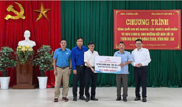 Ông Trần Hữu Thanh - Phó Giám đốc Công ty Nhiệt điện Phú Mỹ và đồng chí Cao Việt Hưng - Bí thư Đoàn cơ sở EVNGENCO3 trao bảng tượng trưng hỗ trợ cho đại diện UBND xã Đồng Xuân, tỉnh Đắk Lắk