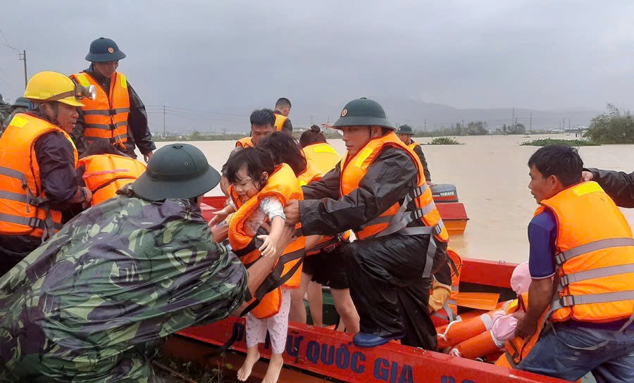 Hỗ trợ người dân sơ tán tránh lũ