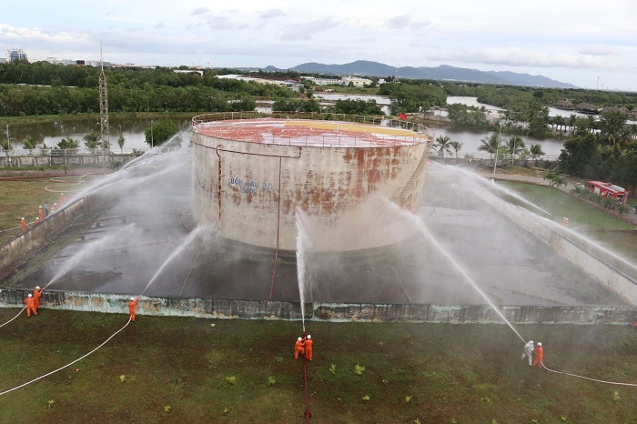 Phun nước làm mát thành bồn dập tắt đám cháy giả định