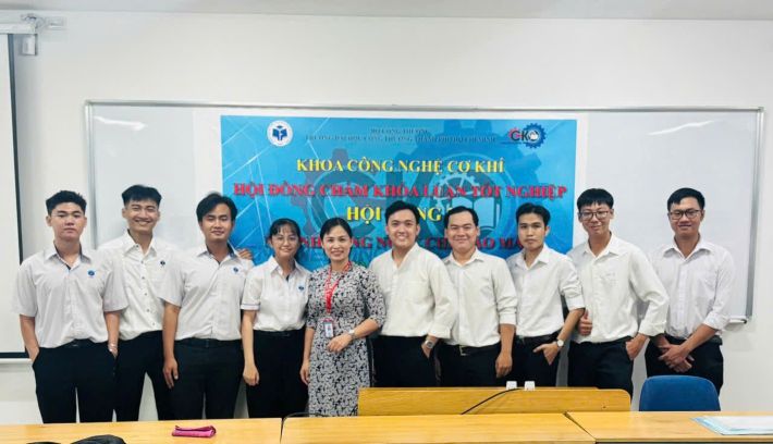 Hình ảnh em Trúc Uyên trong buổi bảo vệ khóa luận tốt nghiệp