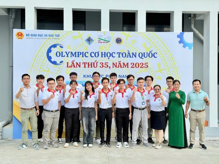 Hình ảnh Trúc Uyên tham gia cuộc thi olympic cơ học toàn quốc lần thứ 35, năm 2025