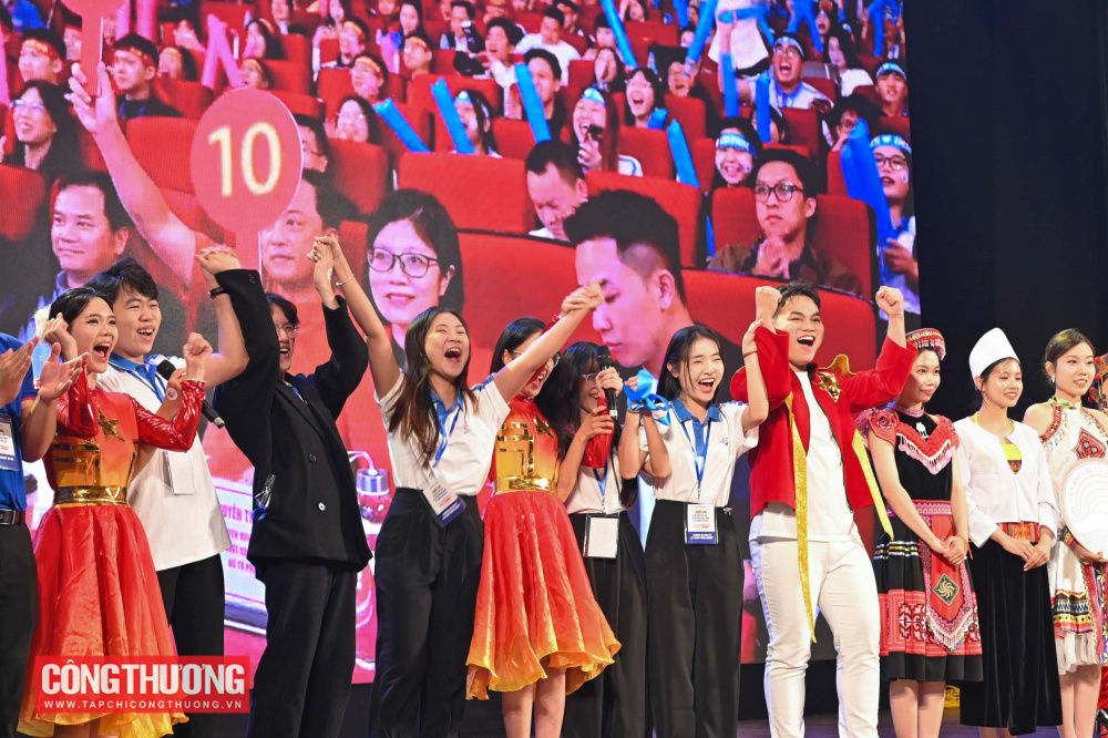 Đội thi UNETI xuất sắc giành Giải Nhất tại Vòng Chung kết Cuộc thi Tìm hiểu Pháp luật về sử dụng năng lượng tiết kiệm và hiệu quả 10 Vòng Chung kết Cuộc thi Tìm hiểu Pháp luật về sử dụng năng lượng tiết kiệm và hiệu quả