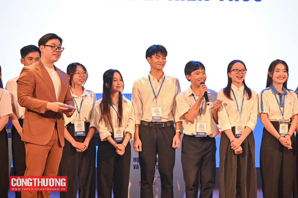 Đội thi UNETI xuất sắc giành Giải Nhất tại Vòng Chung kết Cuộc thi Tìm hiểu Pháp luật về sử dụng năng lượng tiết kiệm và hiệu quả 13 Vòng Chung kết Cuộc thi Tìm hiểu Pháp luật về sử dụng năng lượng tiết kiệm và hiệu quả