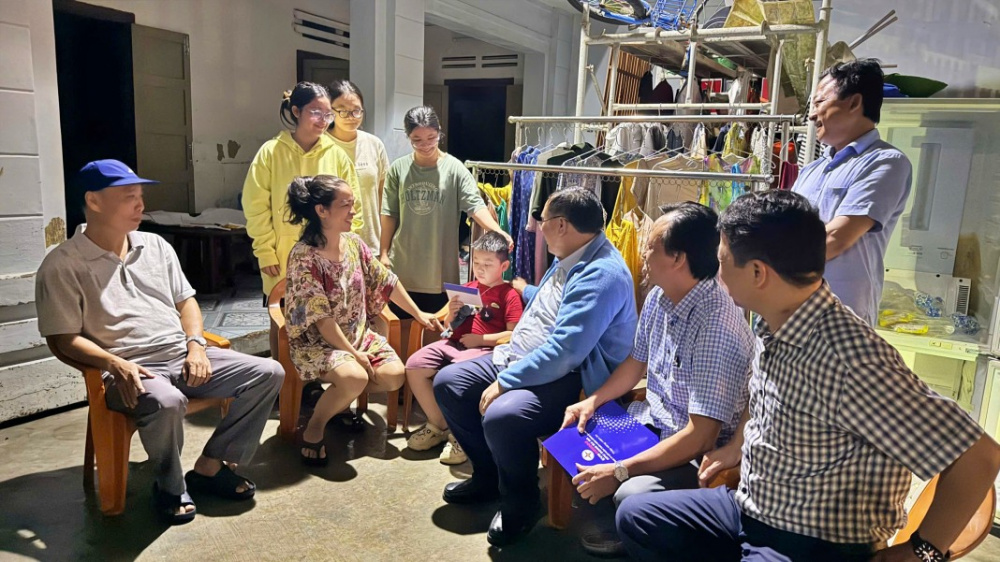 thăm hỏi hỗ trợ