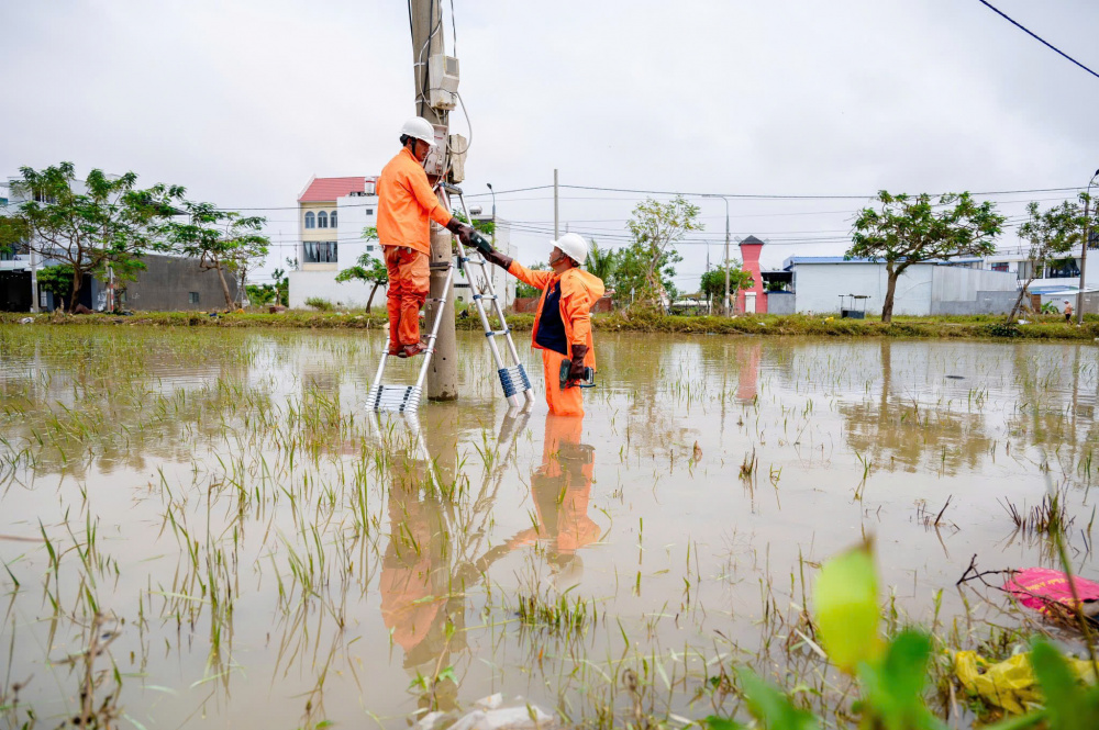 ngành điện miền Trung đã khôi phục cấp điện cho gần 1,14 triệu khách hàng, đạt 95,52% tổng số khách hàng bị mất điện do đợt mưa lũ vừa qua.