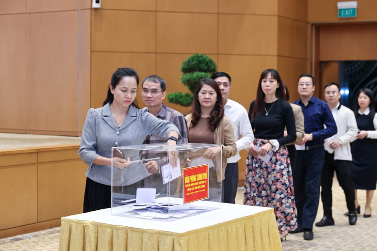 Thủ tướng Phạm Minh Chính cùng lãnh đạo Chính phủ và tập thể VPCP ủng hộ đồng bào vùng thiên tai- Ảnh 7.