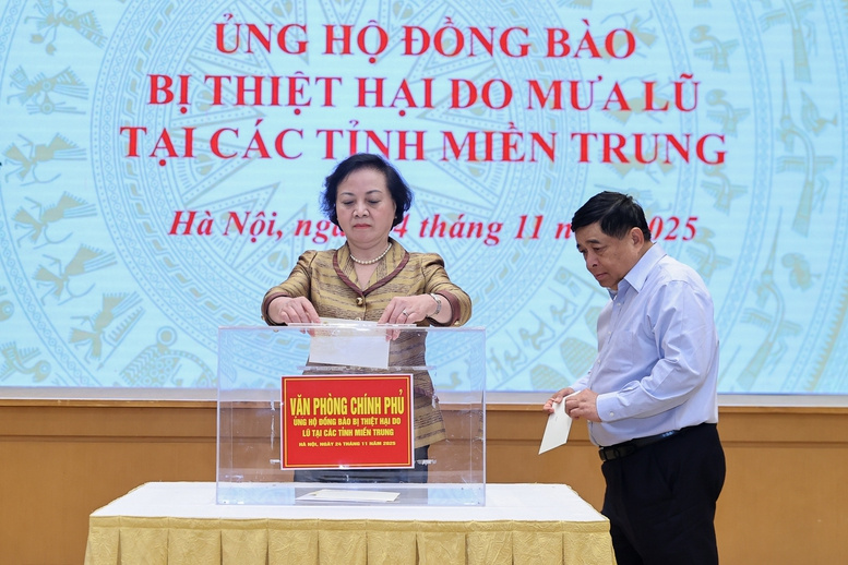 Thủ tướng Phạm Minh Chính cùng lãnh đạo Chính phủ và tập thể VPCP ủng hộ đồng bào vùng thiên tai- Ảnh 6.
