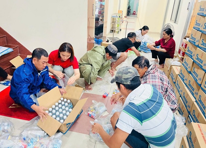 Chuẩn bị các phần quà để trao tặng người dân bị ảnh hưởng mưa lũVận chuyển quà tặng lên xe