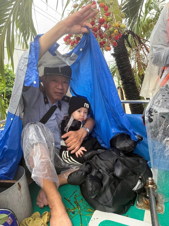 Trưởng phòng Quản lý bảo vệ Công ty Yến sào Khánh Hòa Nguyễn Sỹ Ninh trực tiếp vào khu vực ngập sâu tham gia cứu hộ