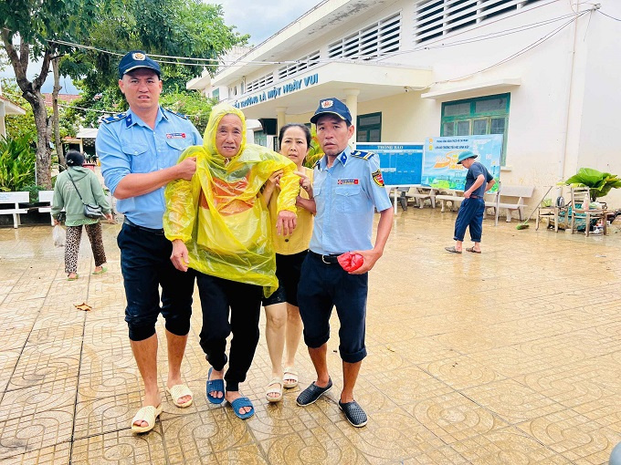 Đưa người dân vùng ngập lụt ra nơi an toàn 