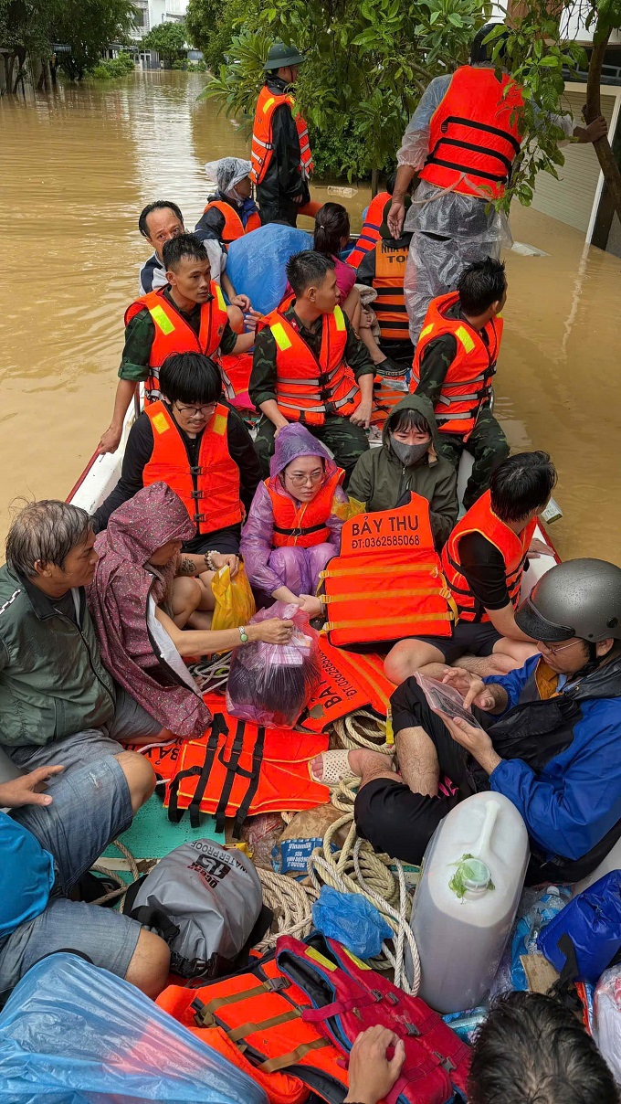 Công ty Yến sào Khánh Hòa điều ca nô hỗ trợ người dân vùng ngập sâu đến nơi an toàn.