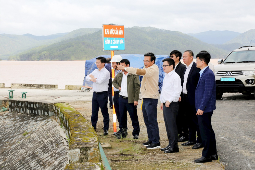 Thứ trưởng Bộ Công thương Trương Thanh Hoài kiểm tra một số công trình hồ chứa thủy điện. Ảnh: Lê Sơn