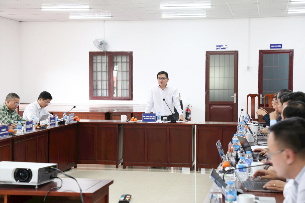 Lãnh đạo Bộ Công thương làm việc với các đơn vị chuyên môn và chủ công trình Thụy Điển. Ảnh: Lê Sơn