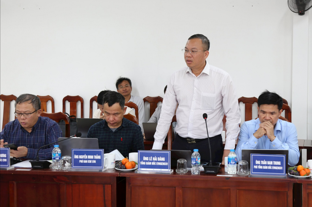 Các đại biểu đóng góp ý kiến về việc vận hành hồ chứa. Ảnh: Lê Sơn