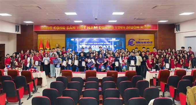 Các đại biểu cùng chụp ảnh lưu niệm.