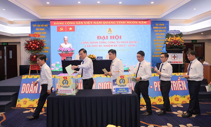 Các đại biểu bỏ phiếu bầu BCH và đại biểu tham dự Đại hội Công đoàn EVN