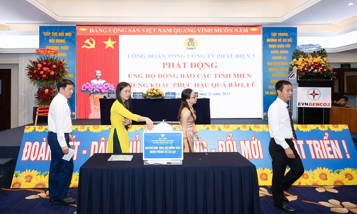 Các đại biểu quyên góp ủng hộ đồng bào miền Trung bị ảnh hưởng mưa lũ