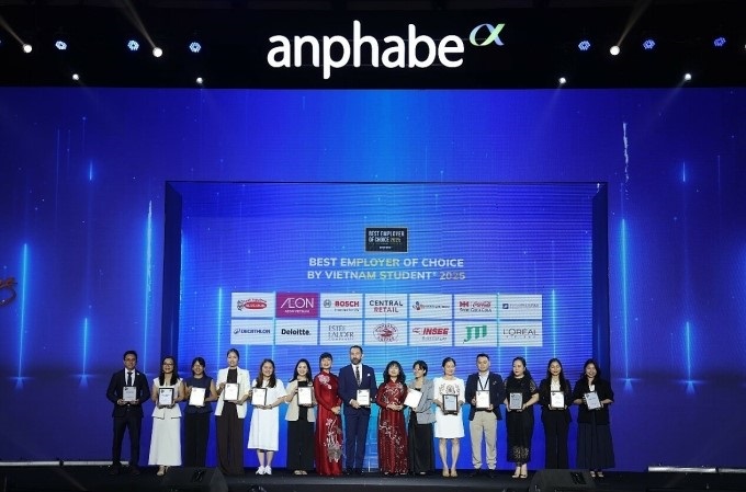 Đại diện Acecook Việt Nam (bìa trái) cùng các đơn vị nhận danh hiệu Top 50 thương hiệu nhà tuyển dụng hấp dẫn với sinh viên Việt Nam.