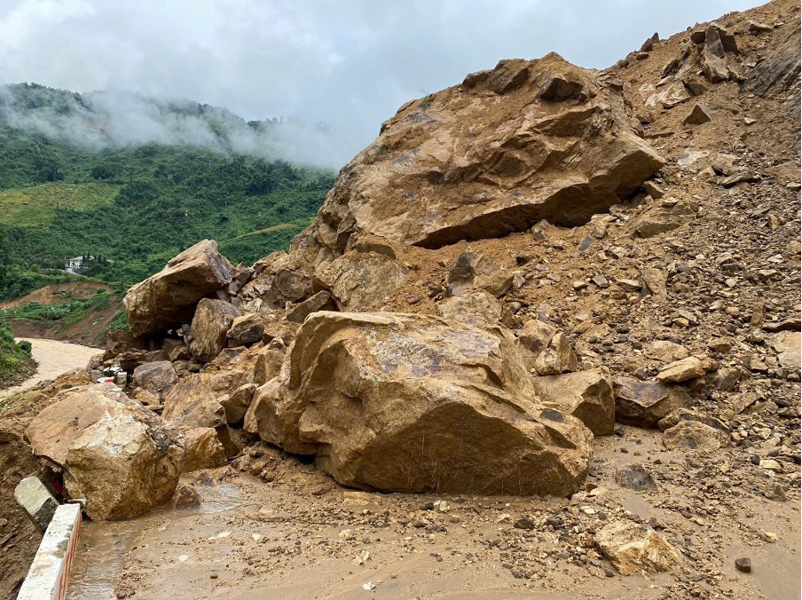 Điểm sạt lở lớn tại tuyến đường DN2 – tuyến đường duy nhất vào Nhà máy Thủy điện Sông Bung 2.