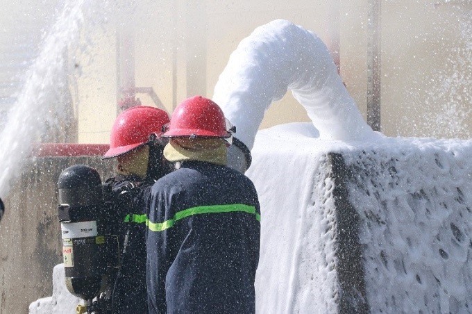 Sử dụng chất chữa cháy Foam tạo màn bao phủ bề mặt ngăn cháy dầu DO